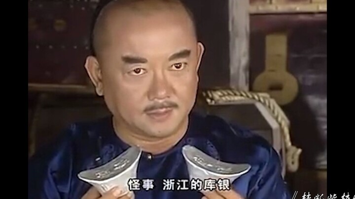 Pejabat menuang pecahan perak menjadi batangan emas besar untuk mengelabui He Shen, tapi He Shen ber