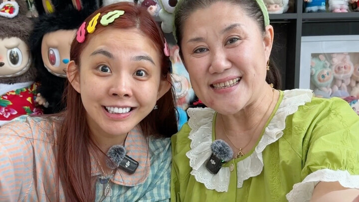 This immersive mukbang has everyone eating in silence. Who on earth is Momomo watching???