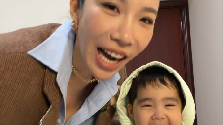 การแสดงวันนี้คือ “ขาเจ้าพ่อสองสีเหลือง”