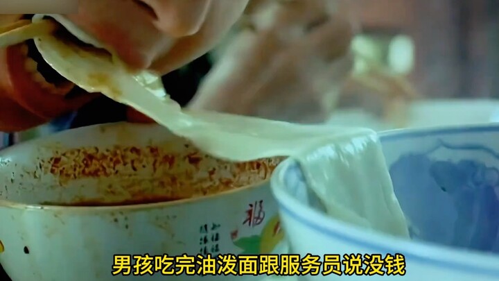 Cậu bé ăn xong một bát mì dầu rồi nói không có tiền trả, ai ngờ chủ quán chẳng những không tức giận 