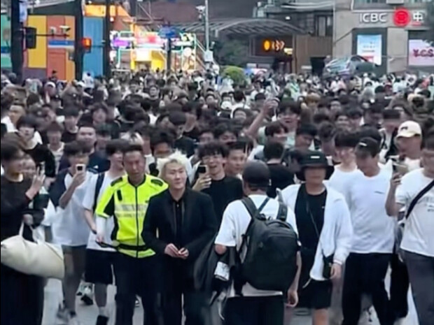 وانغ بيان في شوارع شنغهاي