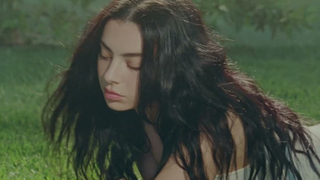 Quảng cáo nội y của cô gái rửa trà Charli XCX