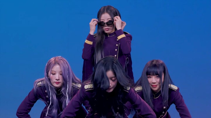 The PURPLE KISS 'Sweet Juice' dance relay got out of control in the middle of the show.