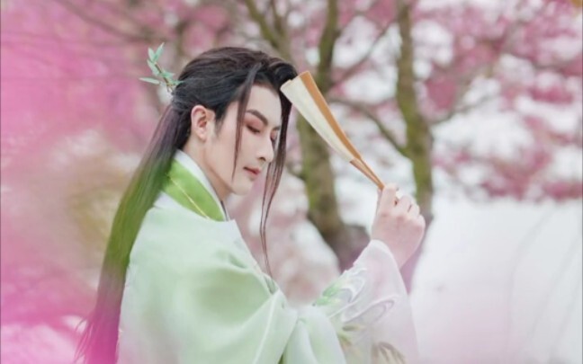 Silakan berfoto bersama sebagai kenang-kenangan, kirimkan angpau!