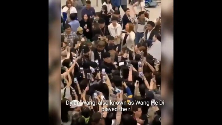 王鹤棣2019韩国首尔机场被韩国粉丝包围，需要安保人员才能离开机场