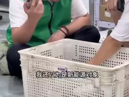 แฟนสาวซื้อของให้แฟนหนุ่ม แต่ระหว่างขนส่งกลับเปิดโหมดสั่นเอง จนพนักงานส่งพัสดุแซวเล่น