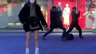 拍视频遇到沙雕路人乱入，不愧是你大阪哈哈哈