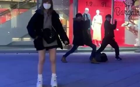 Tôi đang quay video thì gặp một người qua đường ngu ngốc đột nhập vào. Bạn là Osaka, hahaha