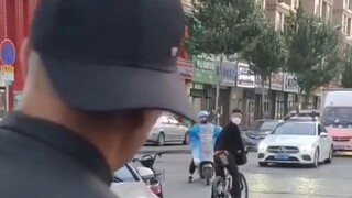 After failing to scam the car owner, he was chased and hacked with a knife by the car owner.