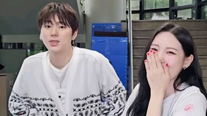 Hahahahaha! A dance challenge that randomly makes a passerby burst out laughing! [SunMi & ZICO] 2406