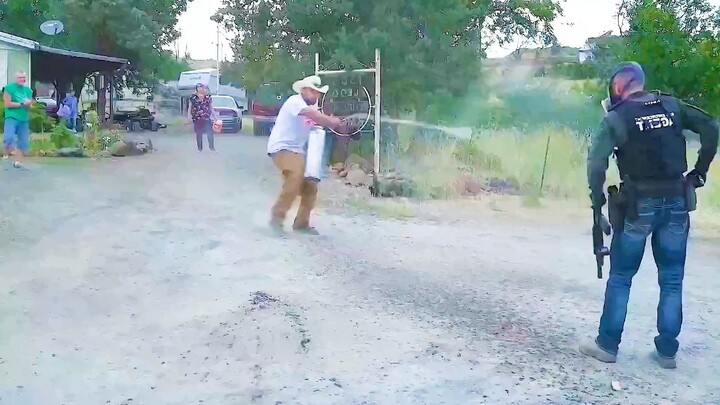 นักล่าค่าหัว ฮันเตอร์ x ฮันเตอร์ จับตัวอันธพาลที่ยึดครองบ้านของผู้อื่น แต่กลับถูกอันธพาลซุ่มโจมตี จน