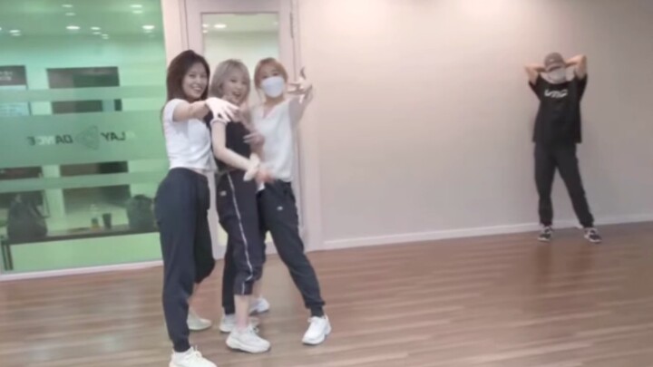 Phòng tập nhảy “Gangsta” của Choi Yena, Ahn Yujin và Lee Chaeyeon