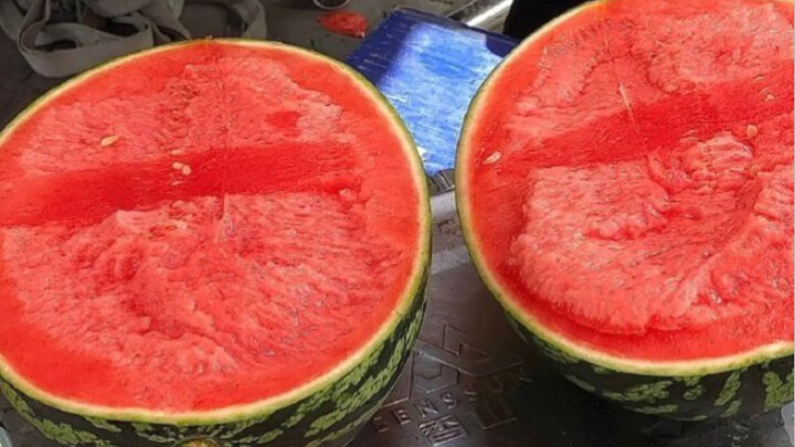 “Ketika aku mengeluarkan melon ini, apa yang harus kau lakukan?”