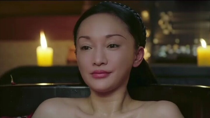 Như Ý đang tắm trong bồn tắm phủ đầy cánh hoa, như thể đang đại tiện. Bạn hẳn chưa từng thấy cảnh tư