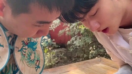 Hồi nhỏ chơi đùa còn bị mẹ đánh, lớn lên rồi chơi mà còn phải chịu đựng sự bắt nạt của bạn sao?