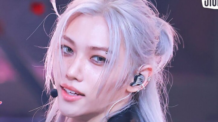 Straykids Felix's first close-up, face-to-face recording of "Chk Chk Boom"