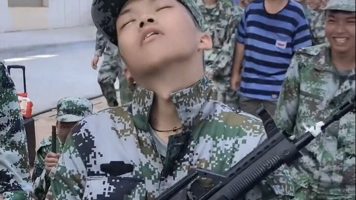 校园军训搞笑瞬间，大神年年有，军训特别多！