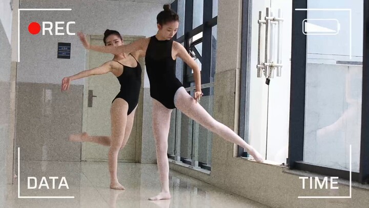 Hai nàng tiên đang nhảy múa ba lê giữa các lớp học