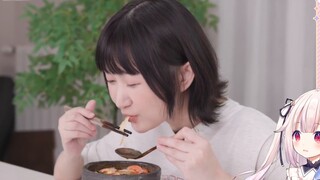 Japanese Lolita watched the sheep making sliced noodles and said she wanted to eat the sheep mother'
