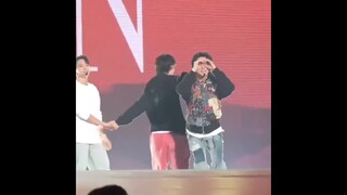 Dad with his 2 excited boys💎#seventeen #scoups #hoshi #the8 #dino #dk #jun #mingyu #wonwoo#seungkwan