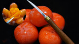 Fans want to embarrass the master sculpter, so they sent him persimmons. He puts them in their place!