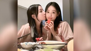 祝绪丹 迪丽热巴在洗浴中心玩嗨了吧这是，又吃水果又自拍，笑不活了