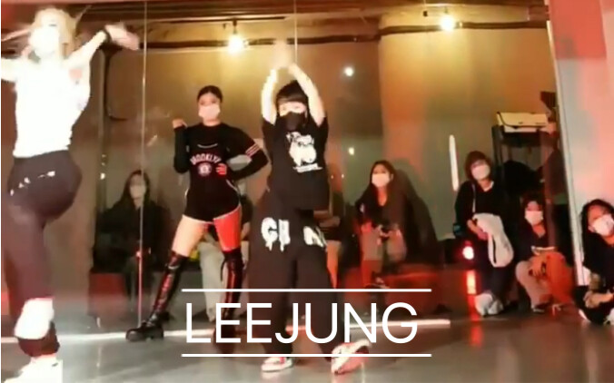 [LEEJUNG] LEEJUNG yang menonton siswa-siswi menari di kelas tari