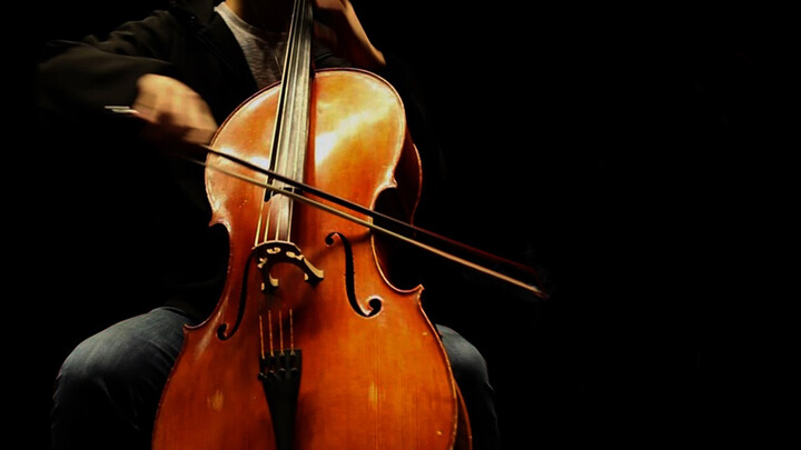 "ピースサイン" dưới bàn tay của nam nghệ sĩ cello