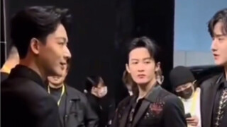 救命啊，他介绍小辈的时候真的好像我过年回家我妈向亲戚介绍我的时候，哈哈哈【张晚意】