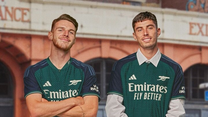 Arsenal jerseys really do look great.