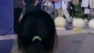 Netizens revealed that a crew was working on a cordon, but was angrily torn off by an old man.