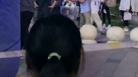 Netizens revealed that a crew was working on a cordon, but was angrily torn off by an old man.