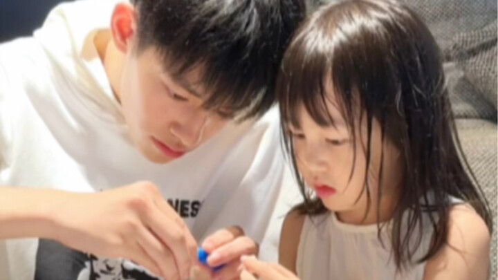 The elder brother shows the difference between his younger brother and sister vividly hahahaha