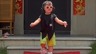 精致宝宝的出门仪式感，你学废了吗😂 记得看到最后 #看一遍笑一遍 #宝爸带娃 #露兮粑粑