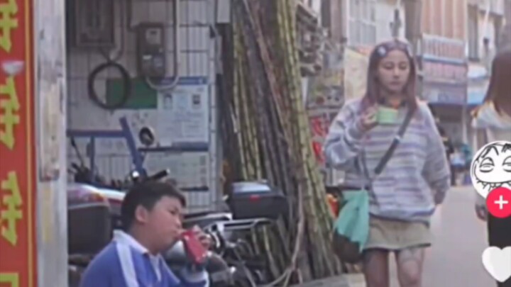 《TikTok》Watching domestic bloggers film a melancholy young boy toasting with strangers—comments from