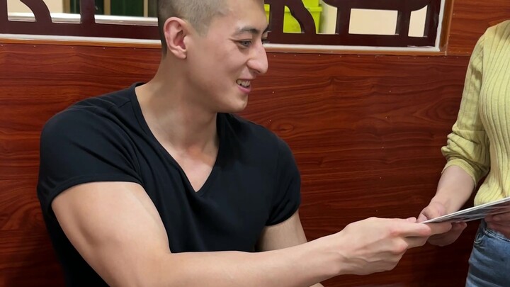 Bạn gái miền Nam dẫn bạn trai miền Bắc đi ăn ẩm thực Hồ Nam lần đầu tiên