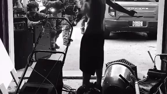 seorang influencer TikTok digerebek oleh pasukan keamanan saat sedang melakukan siaran langsung; pin