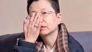 她戴上眼镜，我仿佛看到了她原本的人生