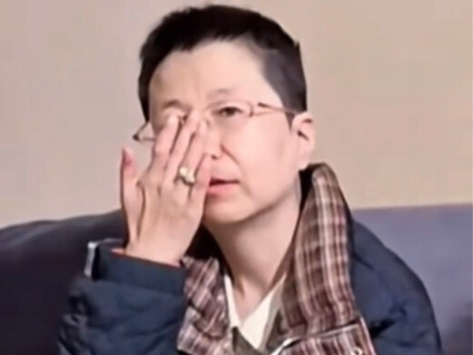 她戴上眼镜，我仿佛看到了她原本的人生