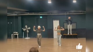 Dari cover dance antirapuh Nicole Kara Zheng, sang adik sudah berusia tiga puluh dua tahun, dan tari