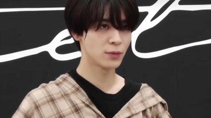 “别管了，所有人拿出智能手机给这个选手投票”