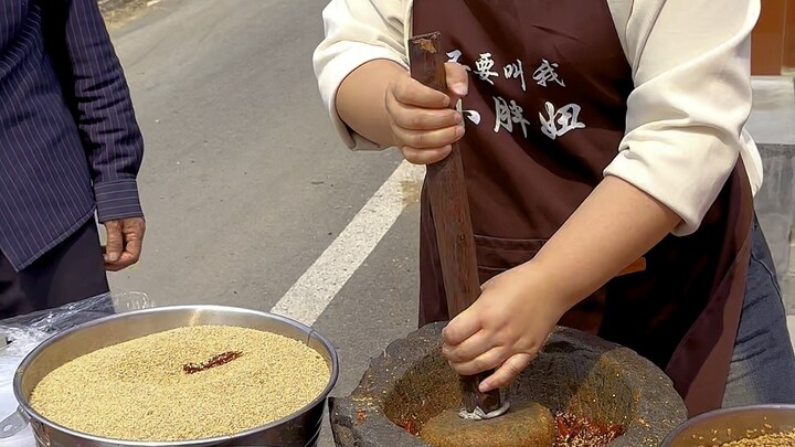 معجون الفلفل بالفول السوداني المطحون على الحجر ذا الرائحة الزكية، يُدهن على رغيف أو يُلف في فطيرة لي