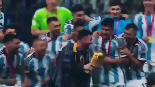 Hình ảnh Messi người đội trưởng argentina cùng nâng cúp vàng world cup với đồng đội