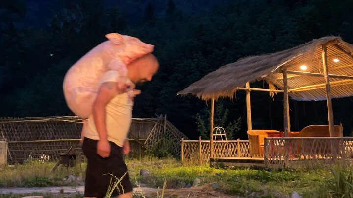 ฝ่าขุนเขา แม่น้ำ และทะเล เพื่อไม่ให้เสียทั้งอาหารเลิศรสและความรัก วันนี้ทำเนื้อหมูทั้งตัวบรรจุไห!