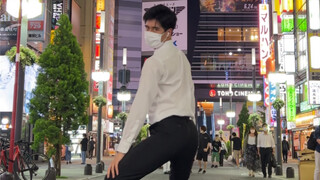 西装男子歌舞伎町大胆翻跳泫雅的RED