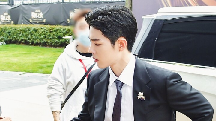 [Xiao Zhan] How hard does Brother Xiao try not to step on the skirt of a female celebrity?