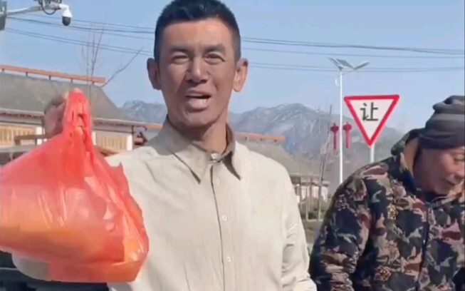 “Old Gao the Dog Head” Sells Fruit After Work
