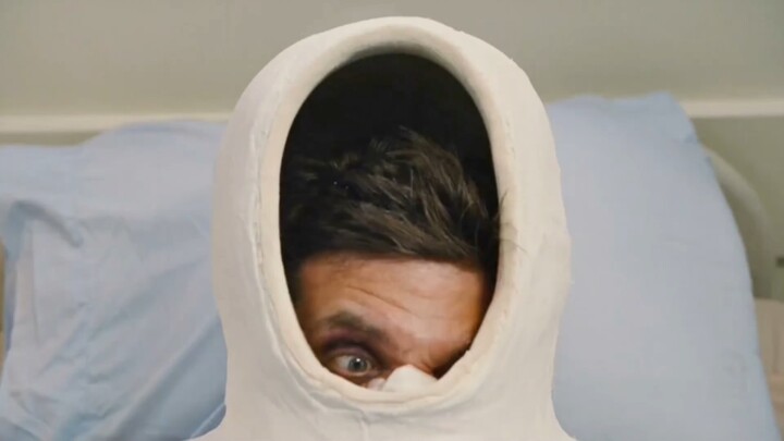 To evade the assassin’s pursuit, the man actually hid inside a plaster cast.
