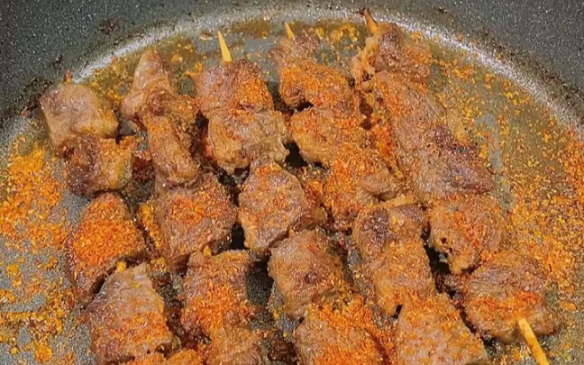 دعونا نشوي بعض الأسياخ في مقلاة.