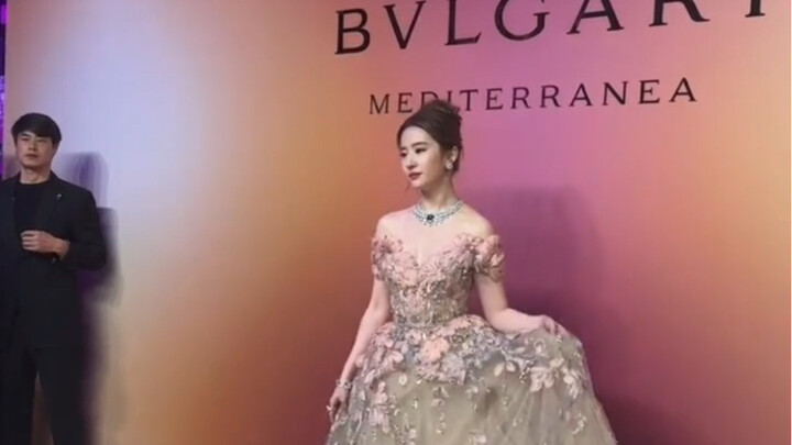 Tidak heran saat Bulgari menggaet Liu Yifei sebagai duta merek, seluruh kalangan industri penuh deng